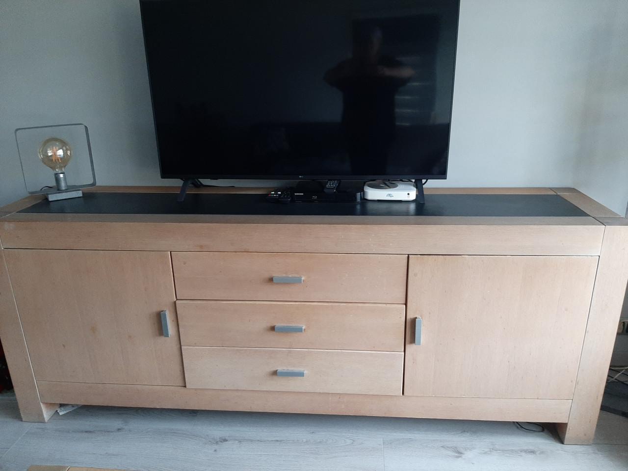 Eetkamertafel, salontafel, dressoir en bijzettafeltje