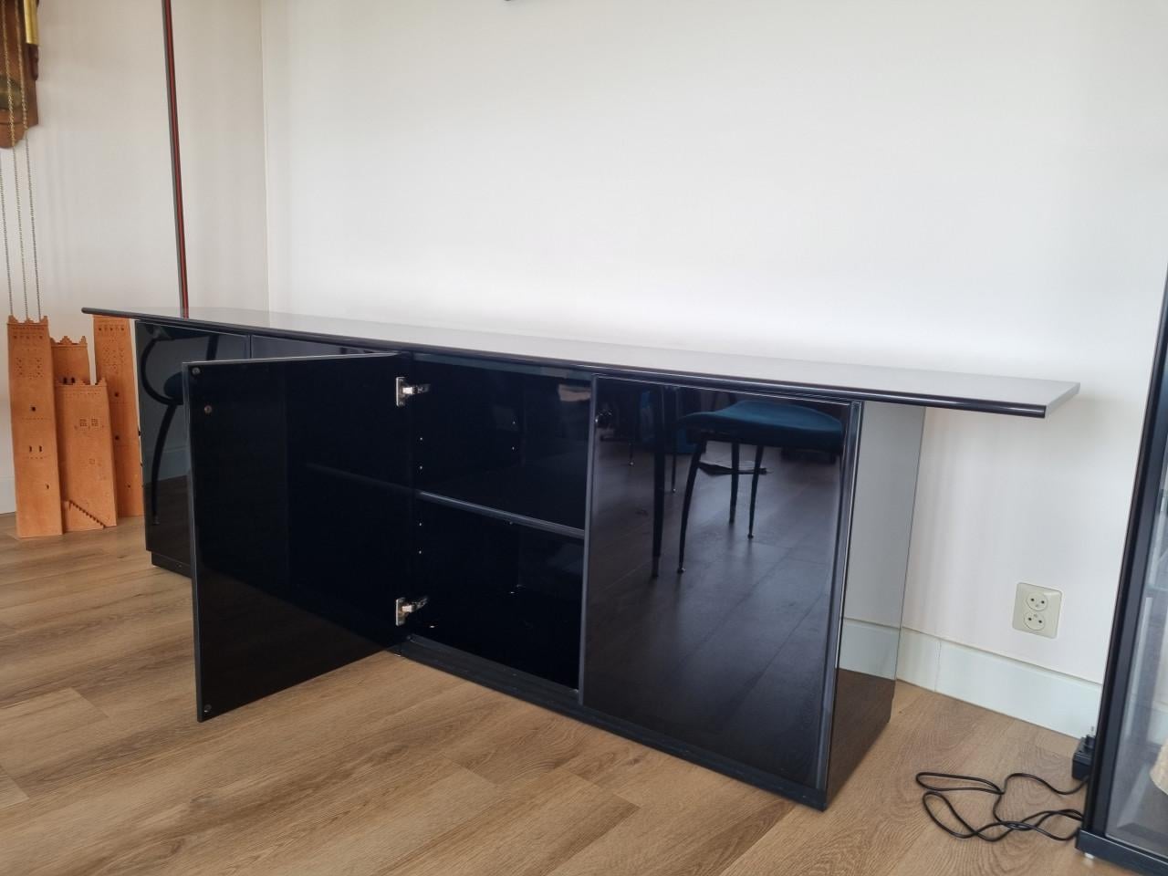 Dressoir sideboard zwart hoogglans Sheraton stijl
