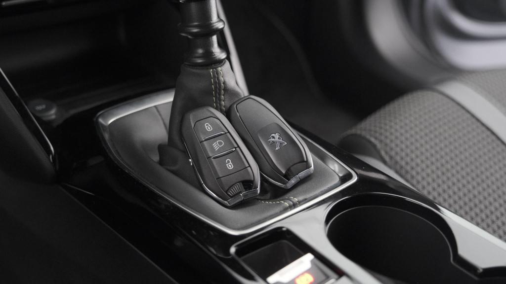 Peugeot 2008 puretech 130 gt | camera | dodehoekdetectie | navigatie | park