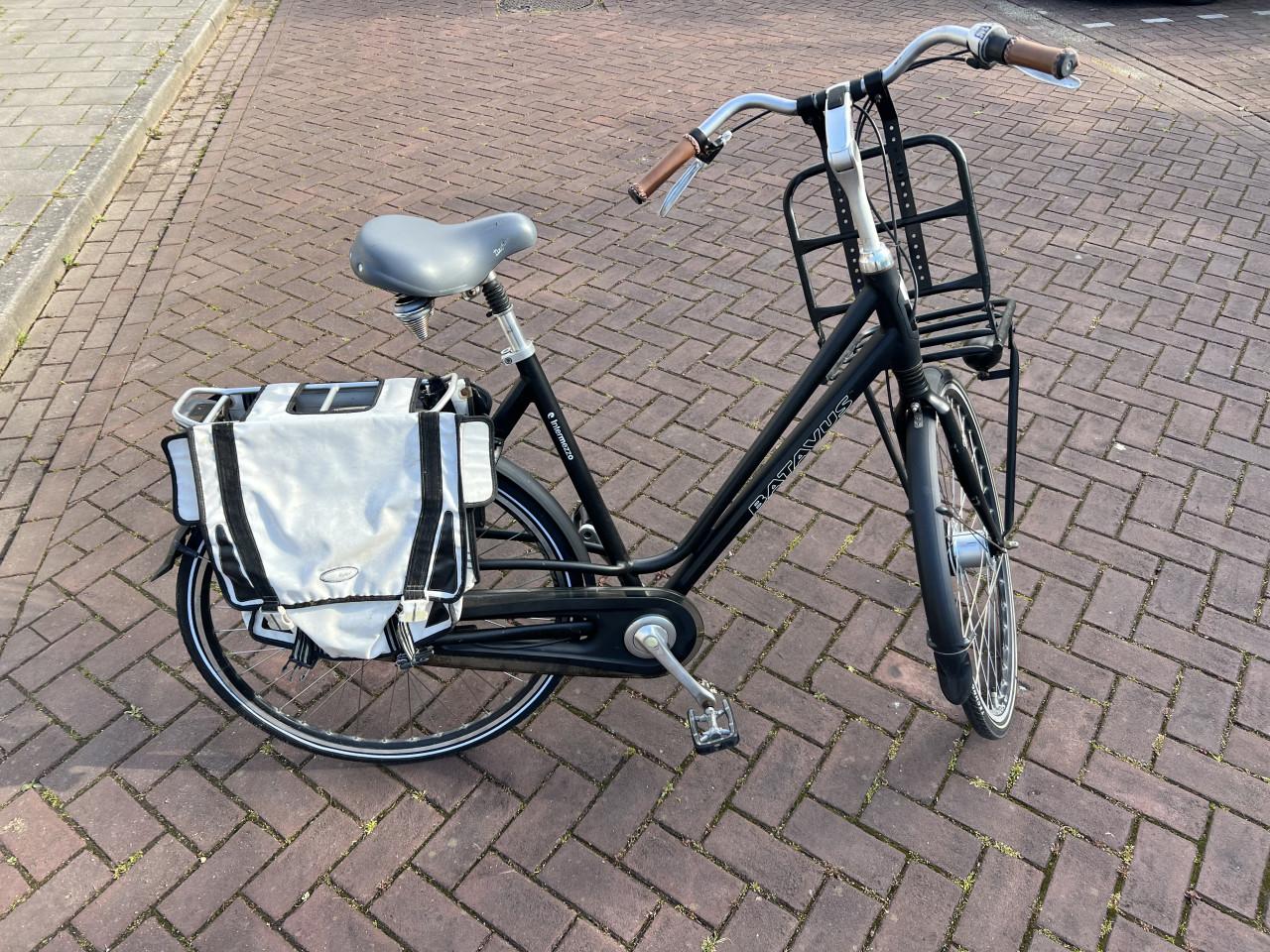 04 Donker blauw kleurige damesfiets van het merk “ Batavus ”