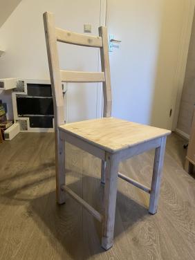 Set van 3 houten keukenstoelen