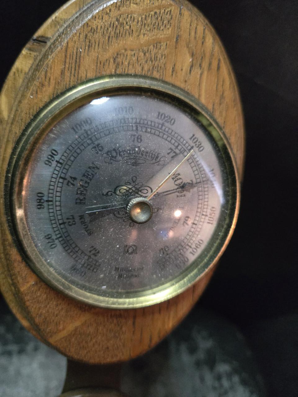 Vintage weerstation uitgevoerd in eikenhout van meubelhuis Oisterwijk.