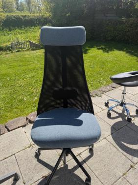 Te koop: Bureau stoel + 2 krukjes