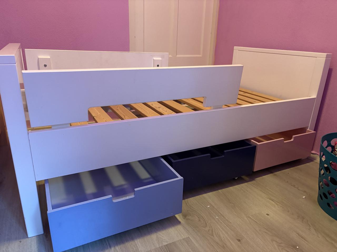 Peuterbed met tafel en stoelen. Bobita slaapkamer set roze/paars 140x70