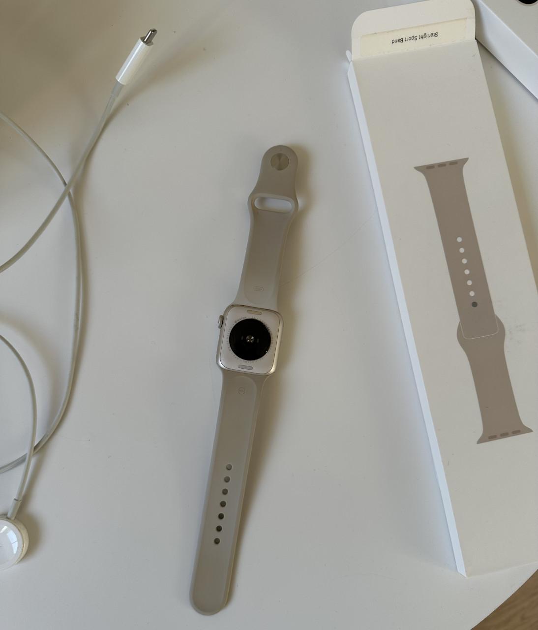 Apple watch 40 mm SE 2 2022 aluminium starlight sportband in 2 maten
