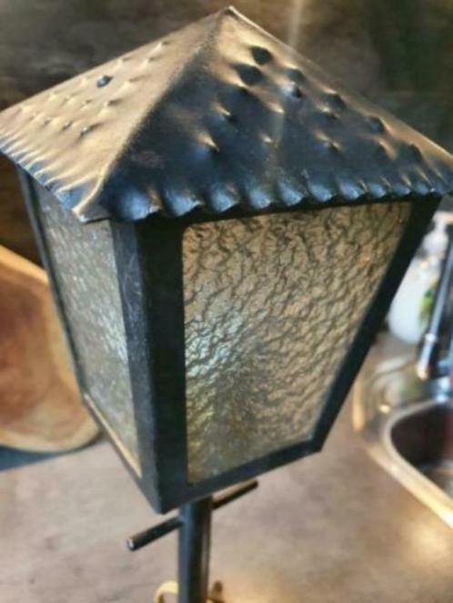 Leuke antieke tafellamp van smeedijzer, fitting is van porselein, heel mooi