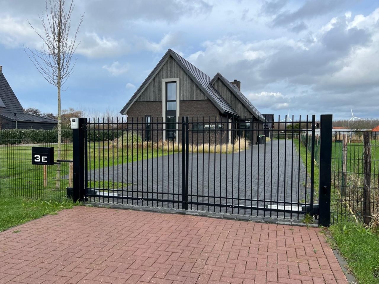 Nieuwe Poorten op maat gemaakt.