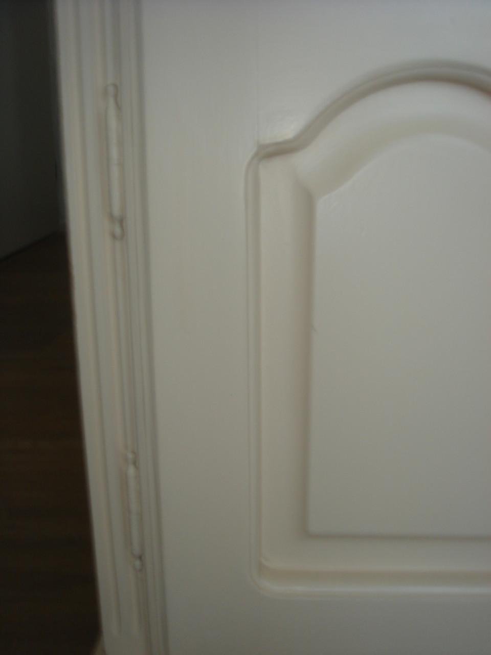 Te koop  Een degelijk zwaar houten nachtkastje