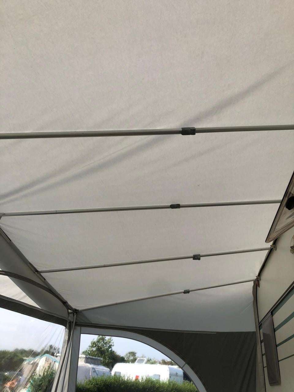 Chateau 466 Carrat  2007 met voortent, fietsenrek en mover