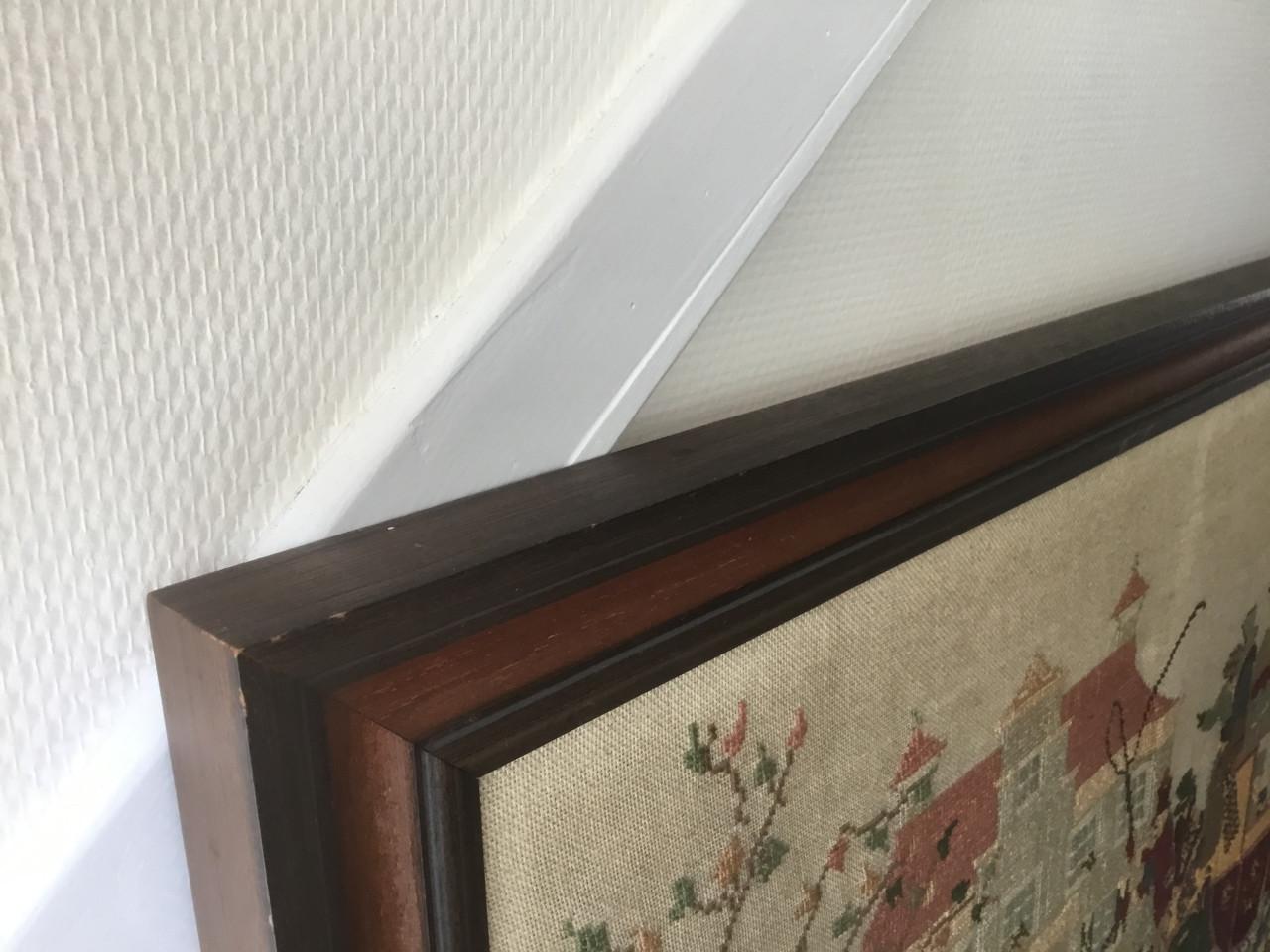 Groot borduurwerk met fraaie houten lijst