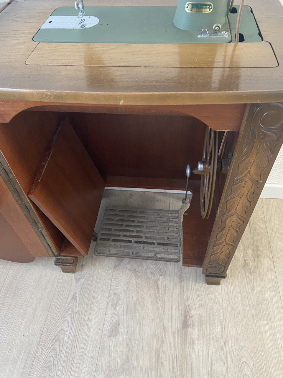 Antiek trap naaimachine