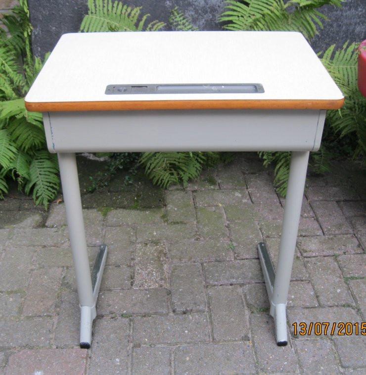 Vintage kinderbureautje. Super leuk met een houder voor je inktpot.