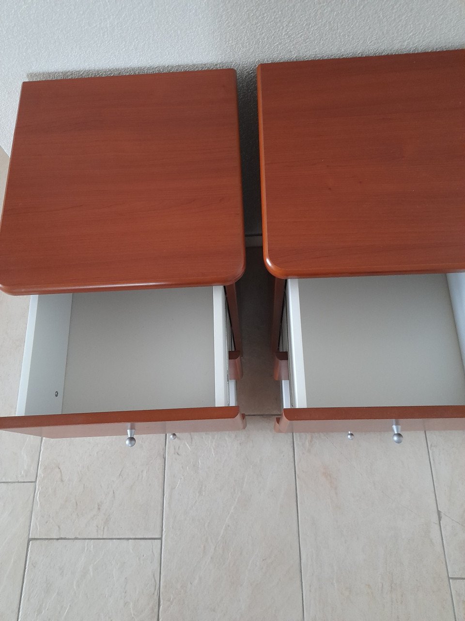 2 Nachtkastjes 38 x 40 x 65H (z.g.a.n.)