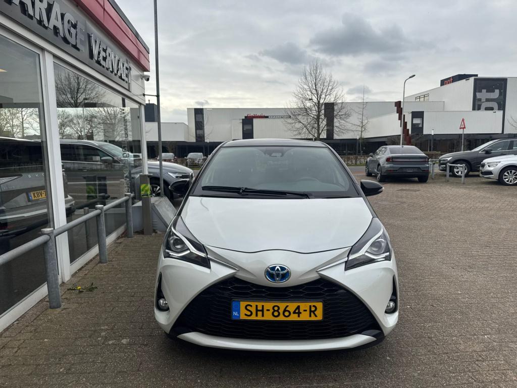 Toyota Yaris 1.5 hybrid bi-tone plus