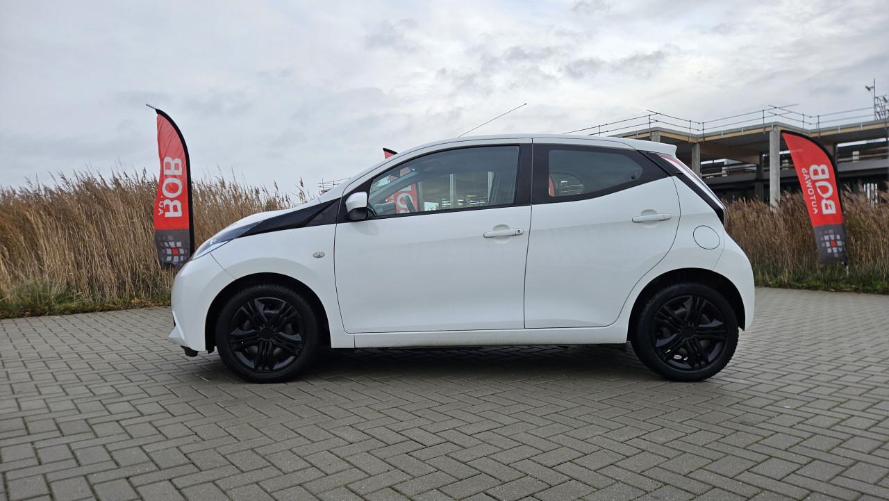Zuinige TOYOTA AYGO X-PLAY 2015 (nw model) /  NL AUTO / NAP /