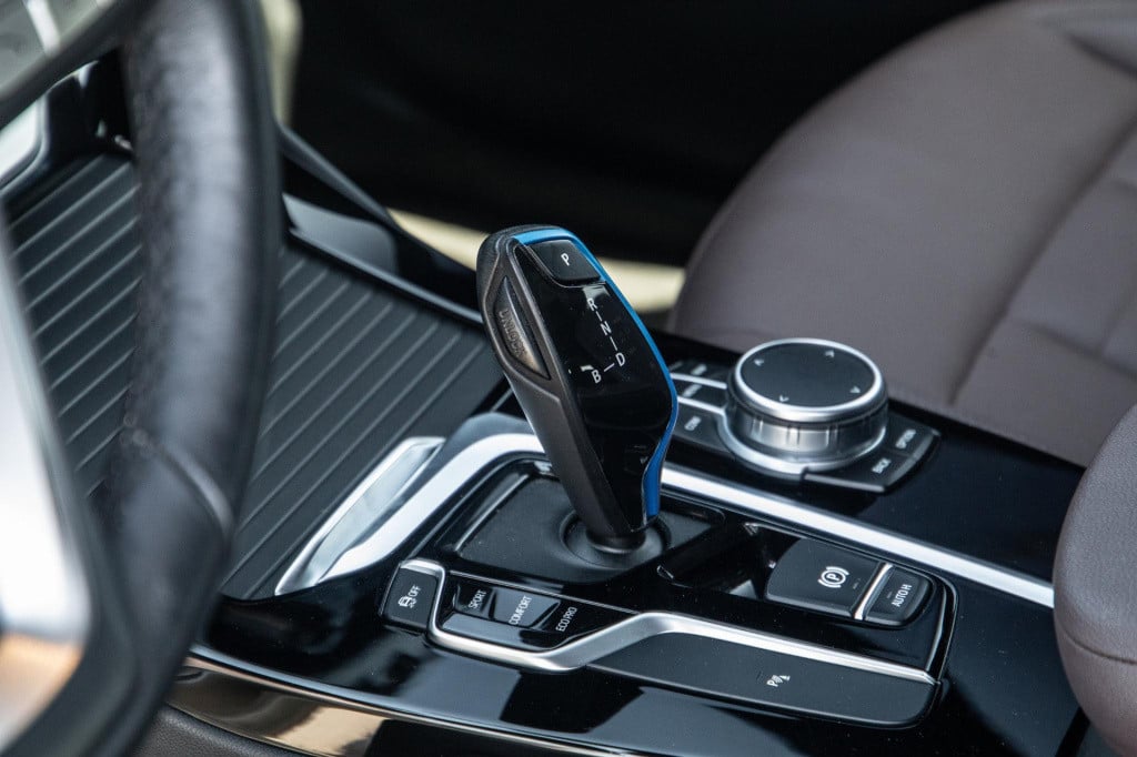 BMW Ix3 high executive 80 kwh panoramadak / carplay / bruin leer / navi