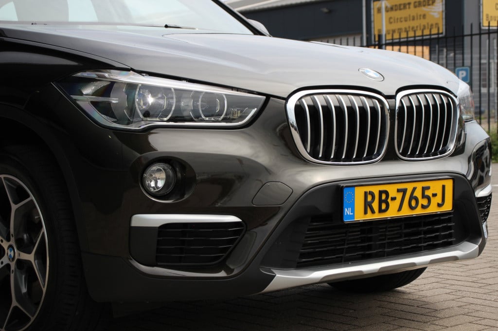 BMW X1 sdrive20i corporate lease executive | led | half leder | pdc |