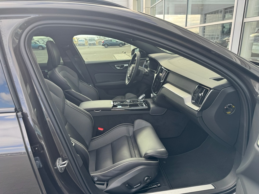Volvo V60 t6 awd ultimate dark | nieuwprijs € 70.734,= |
