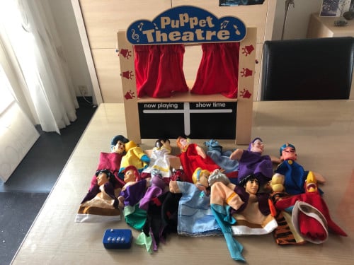 Tafelpoppenkast inclusief 16 poppen en showgeluiden.
