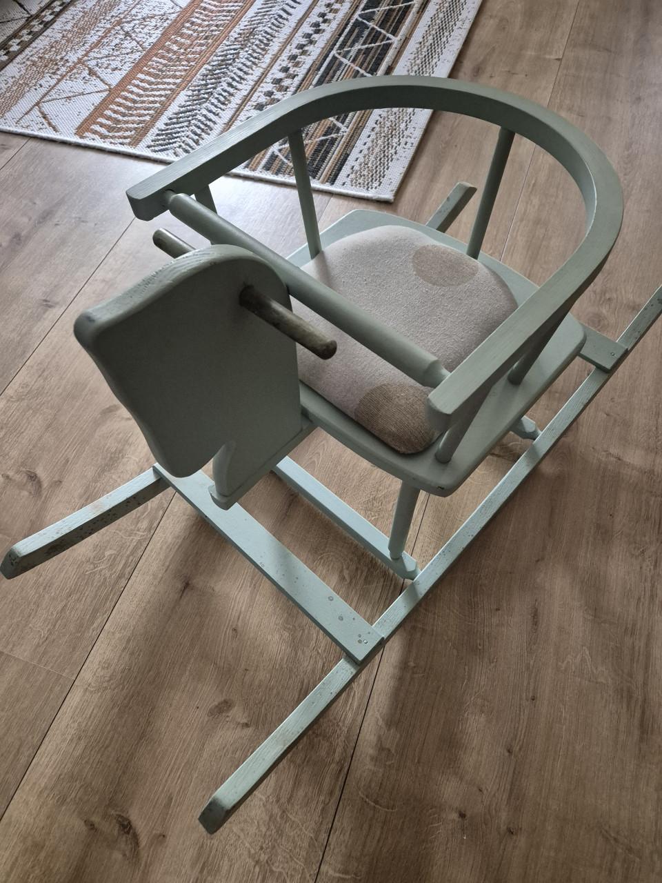 Vintage houten hobbelpaard met kussentje in de zitting