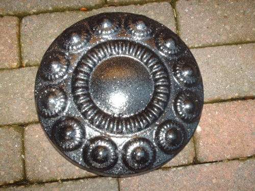 Te koop :Betonnen Zeeuwse knop.