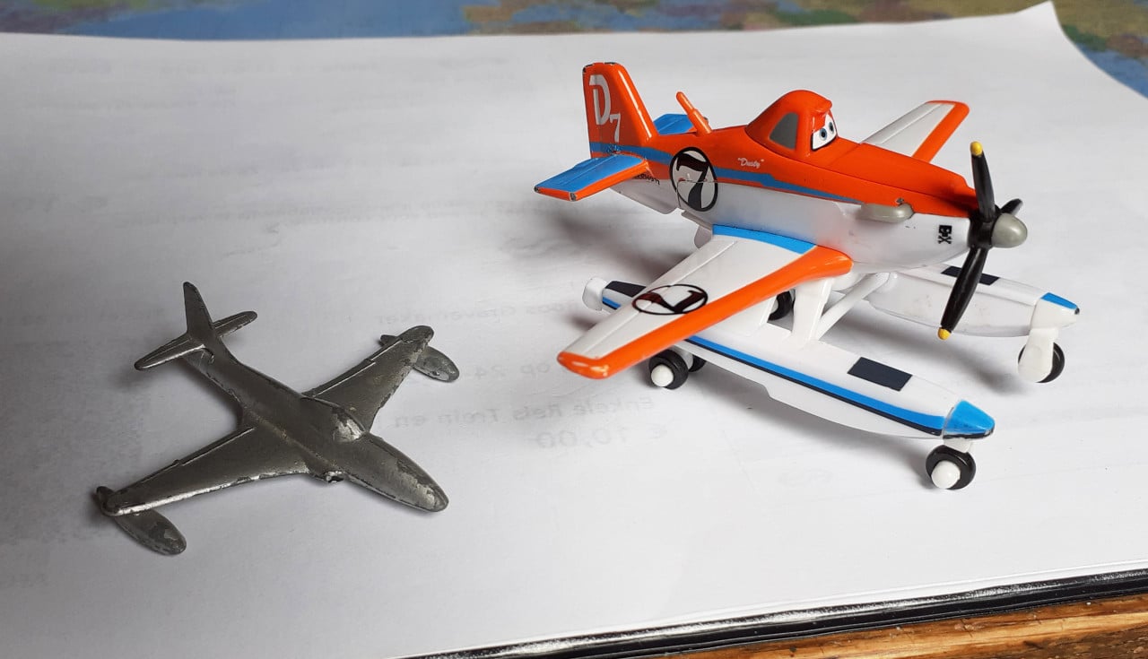 Dinky Toys Shooting Star en een Disney Nr. 7 Plane     