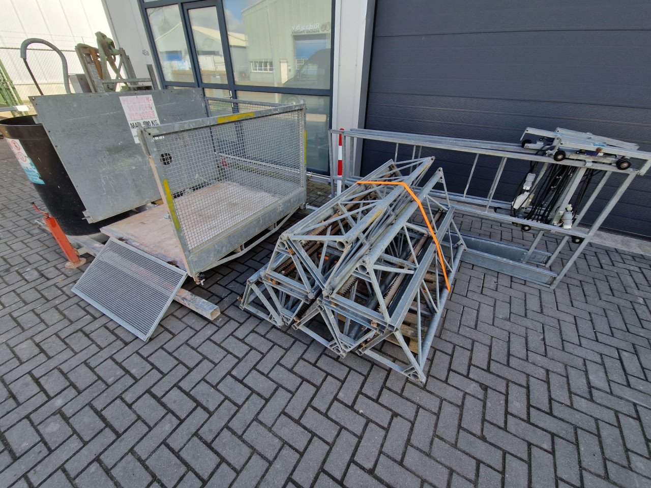 TE HUUR Bouwlift