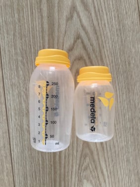 Twee Medela flesjes 250 en 150 ml