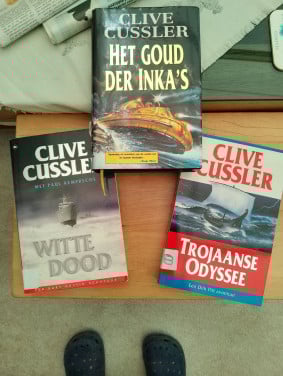 3 boeken van Clive Cussler-lekker lezen in de vakantie....