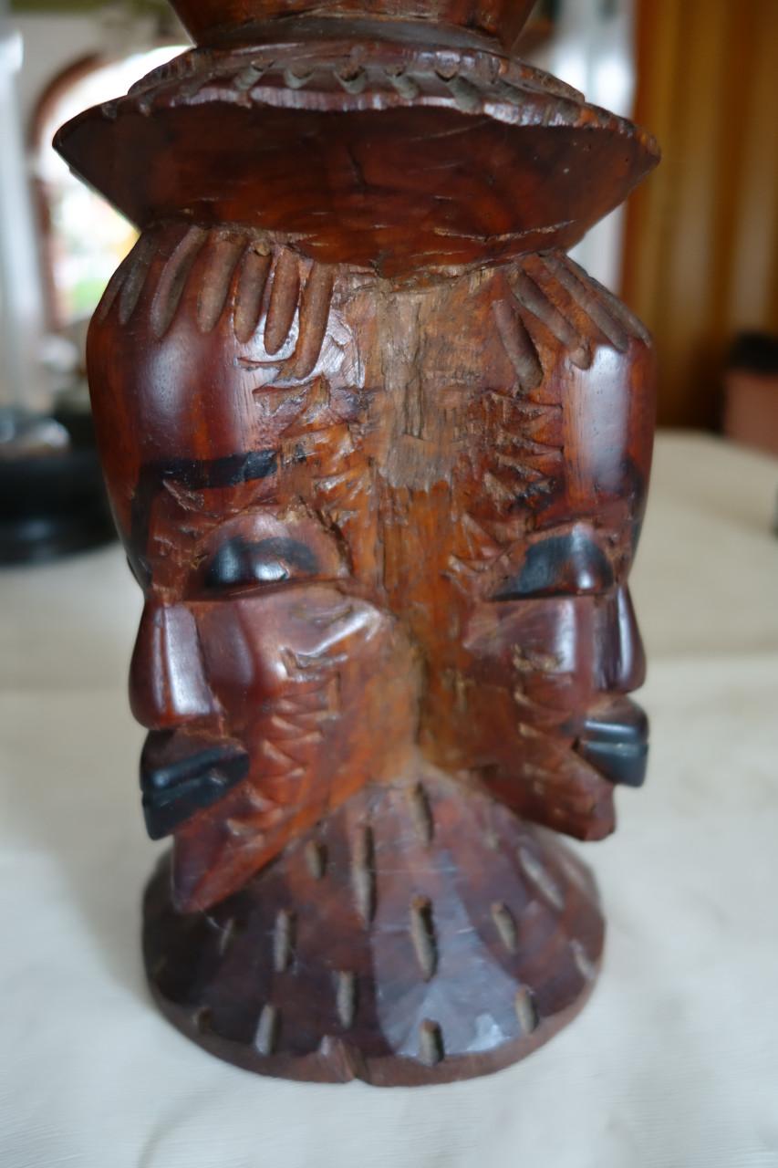 0'houten kunstwerk met 4 hoofden uit voormalig Belgisch Congo
