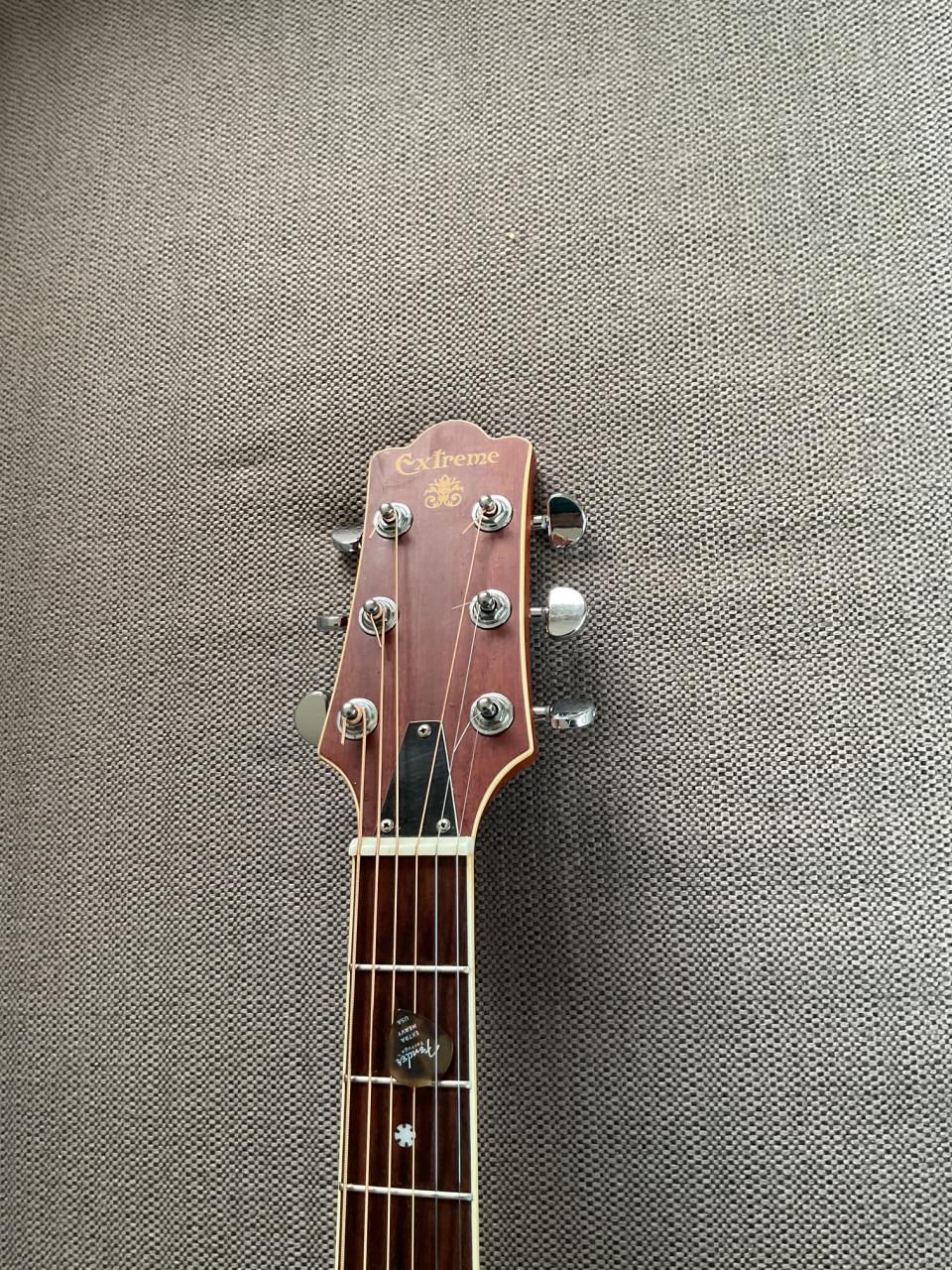 Gitaar extreme ovation model en lap steel H.Benton op statief