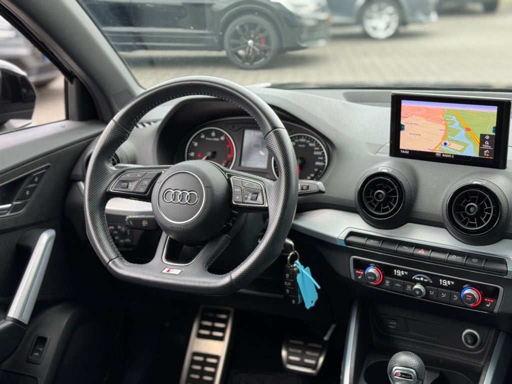 Audi Q2 1.4 tfsi cod s-line * panoramadak * trekhaak * 1e eigenaar