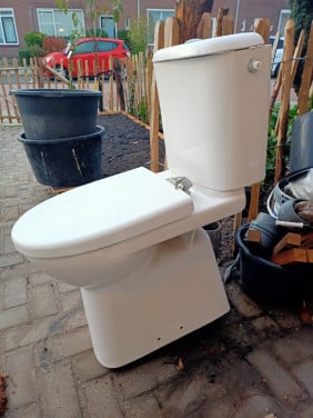 Verhoogd seniorentoiletpot staand
