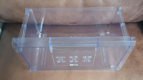 Gratis, plastic vrieslade komend uit een koel-vries combi van 54 cm. breed.