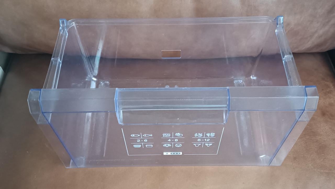 Gratis, plastic vrieslade komend uit een koel-vries combi van 54 cm. breed.