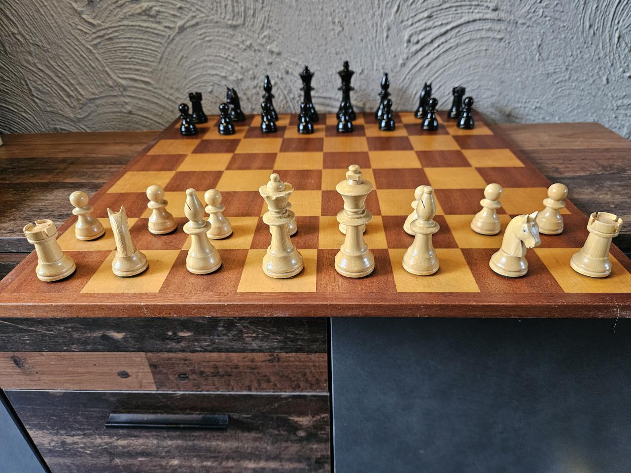 Vintage groot schaakspel met houten bord en Schaakstukken