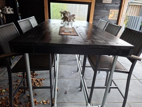 Bartafel met stoelen