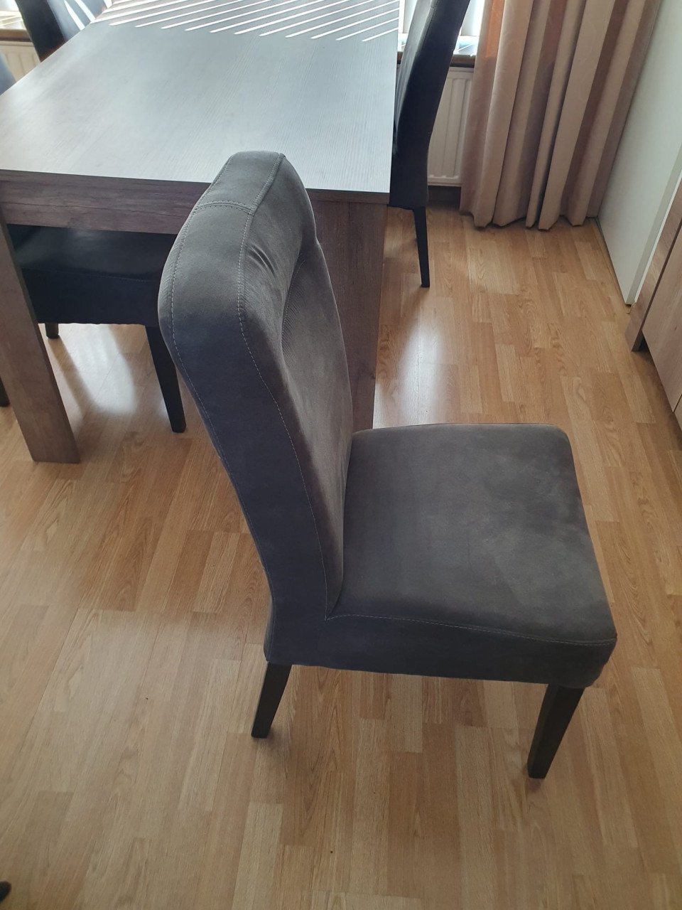 Eetkamertafel en stoelen