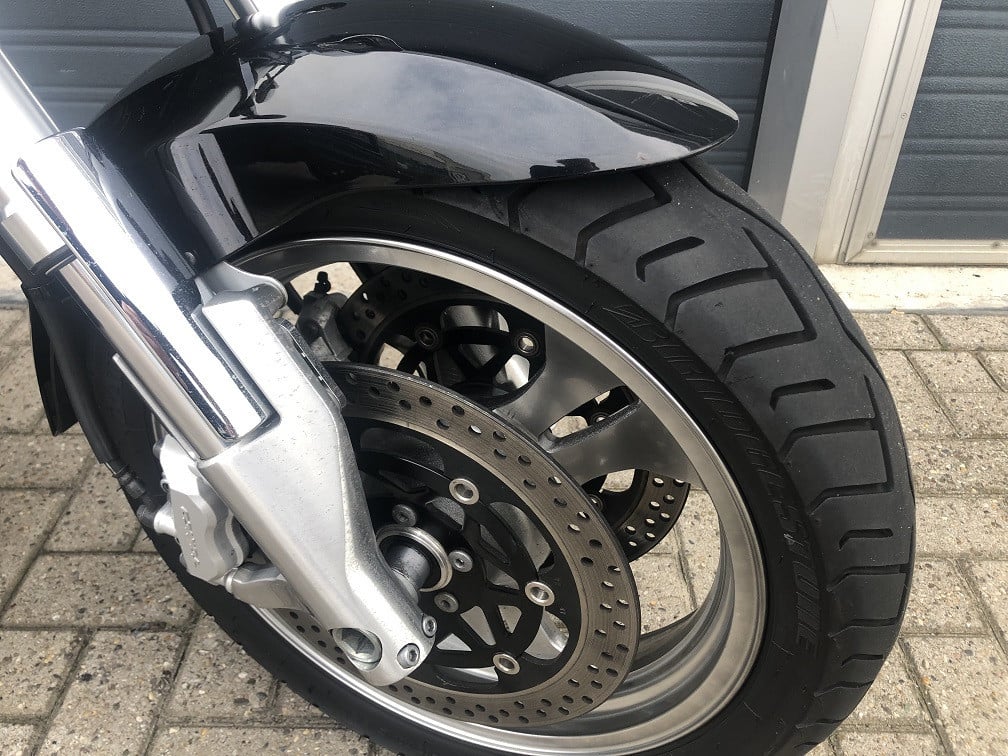 Suzuki VZ1600 Marauder uit 2005 met 28 dkm, mooie dikke cruiser €5250,-