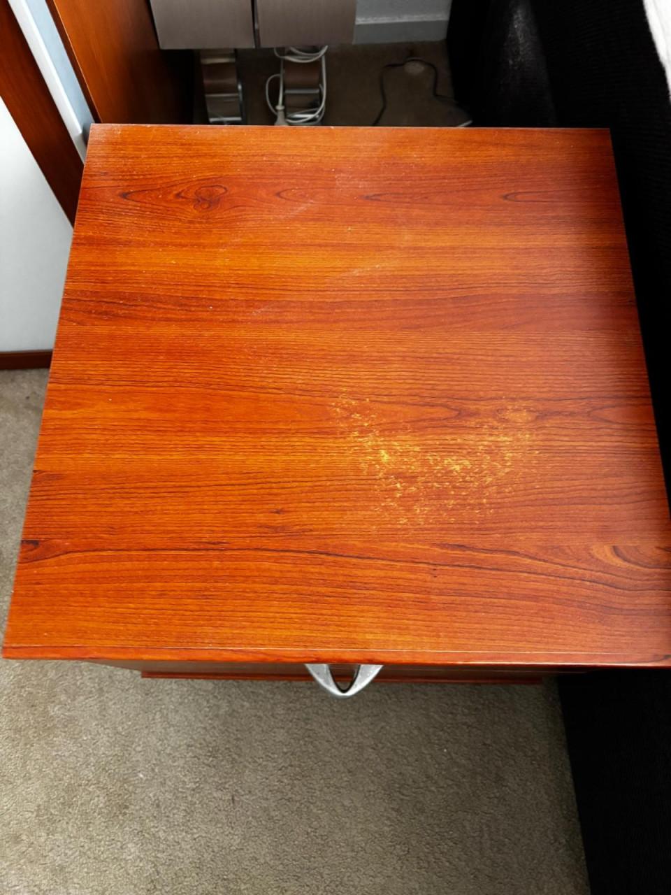 2x kersen kleurige nachtkastjes