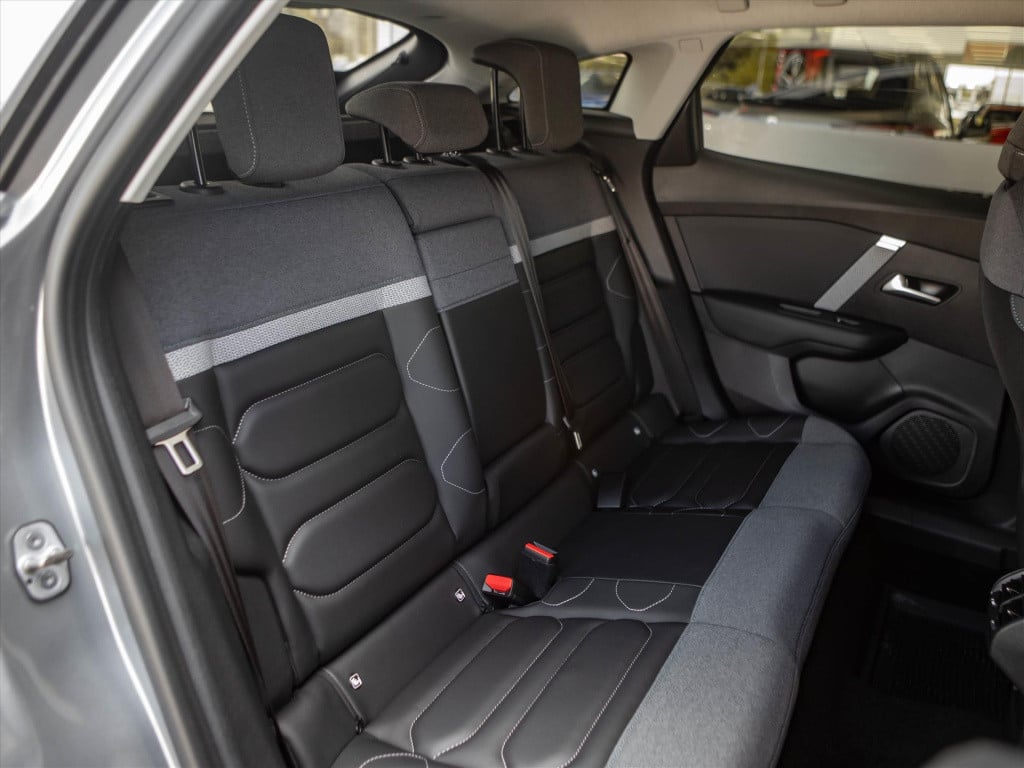 Citroen C4 1.2 puretech 130pk shine automaat | navigatie | hud | stoelverwa