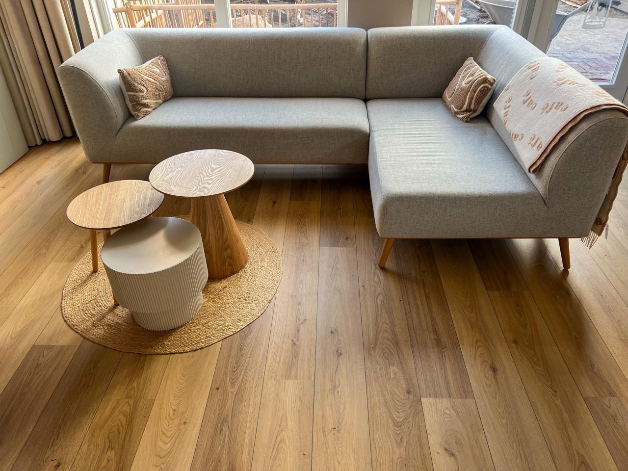 Hoekbank van Westwing, stof grijs met houten poten