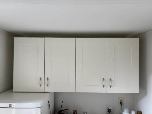 Twee brede keuken bovenkasten