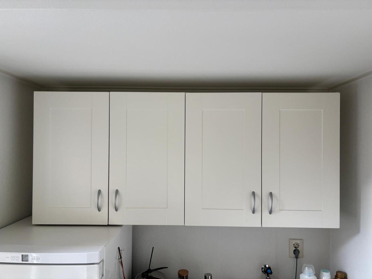 Twee brede keuken bovenkasten
