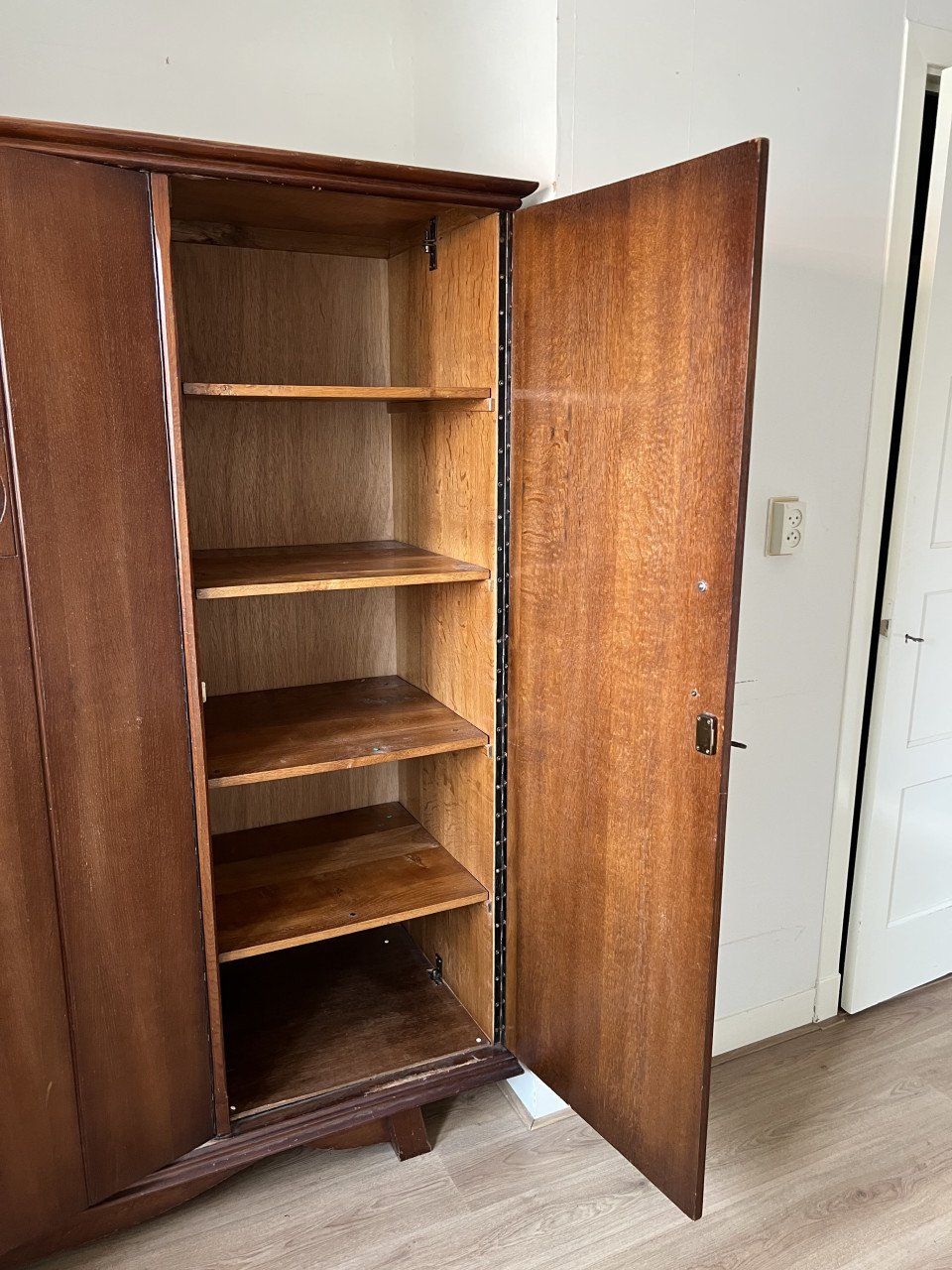 Houten kledingkast