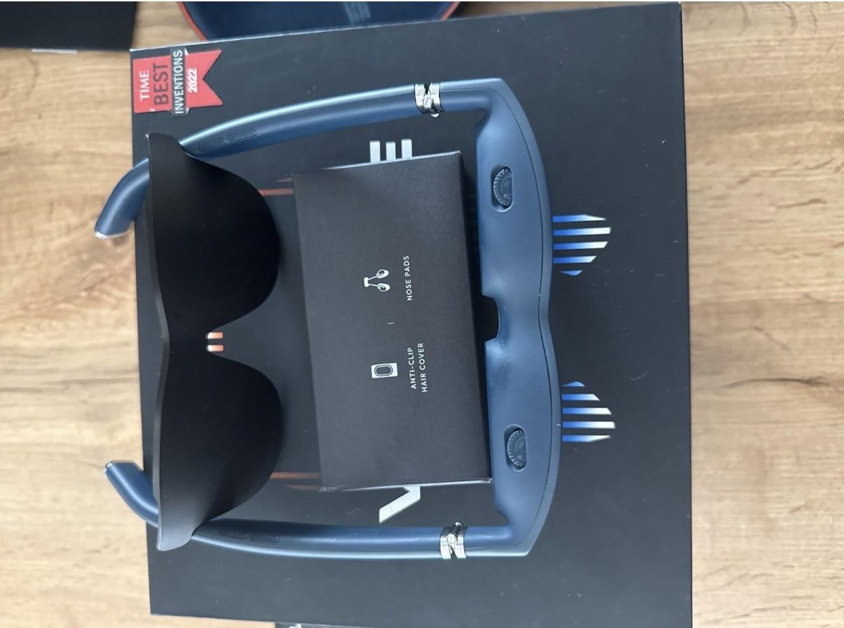 Viture one XR smart glasses met neckband en accessoires
