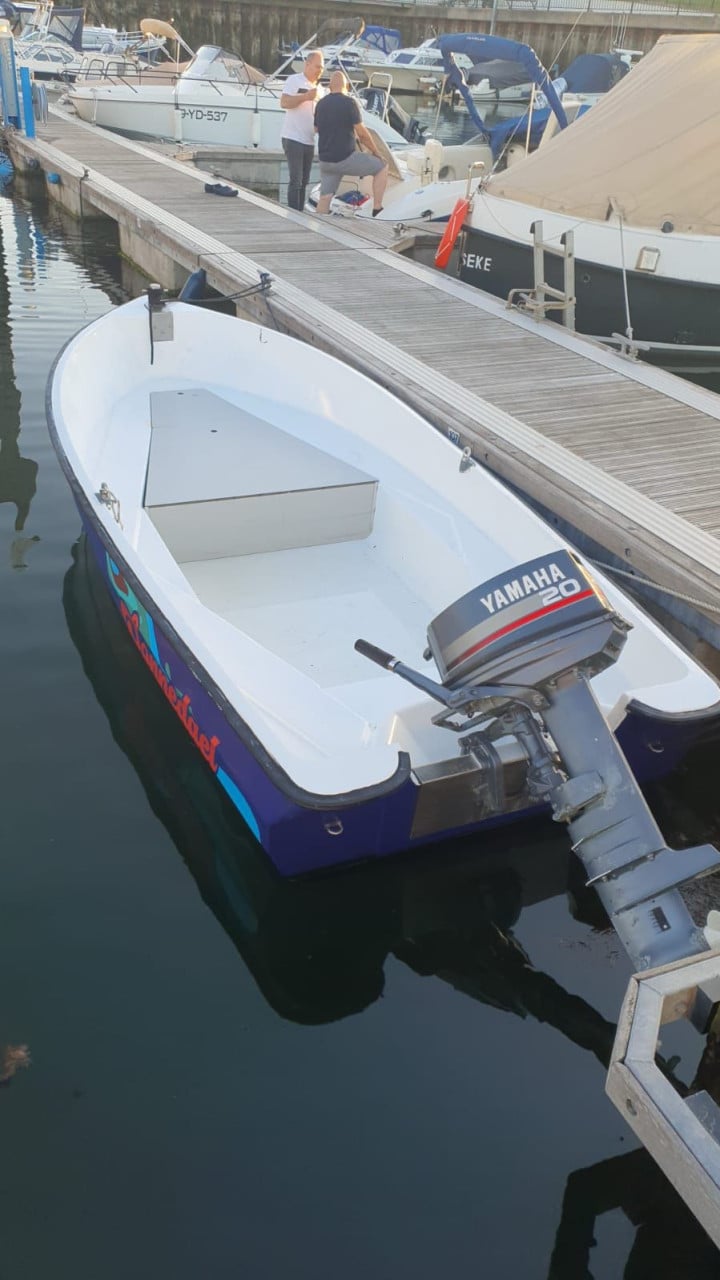 Polyester bootje 20pk incl. trailer, zonnebed en dekzeil