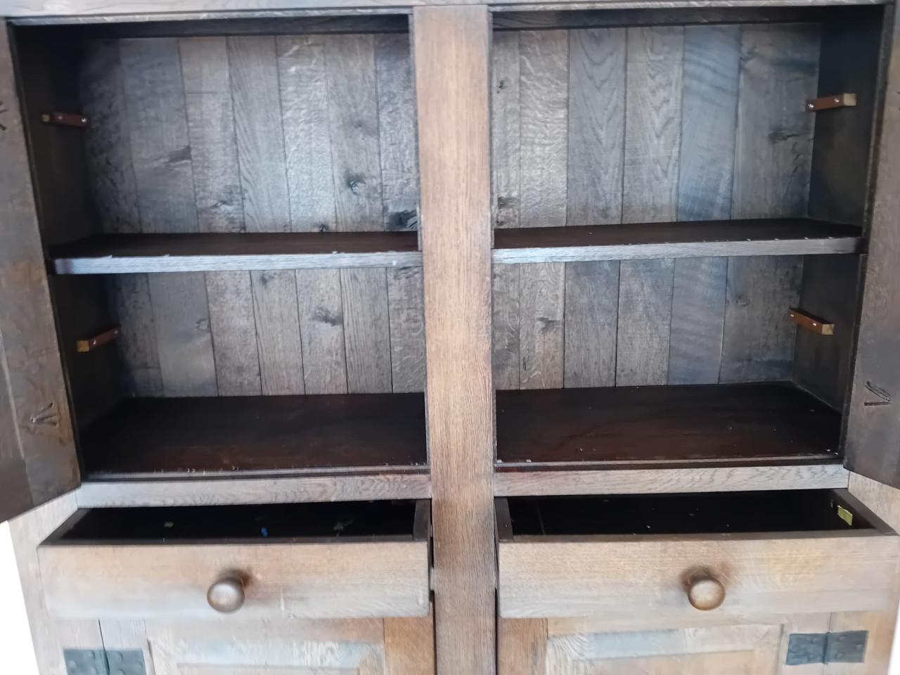 Massief houten servieskast