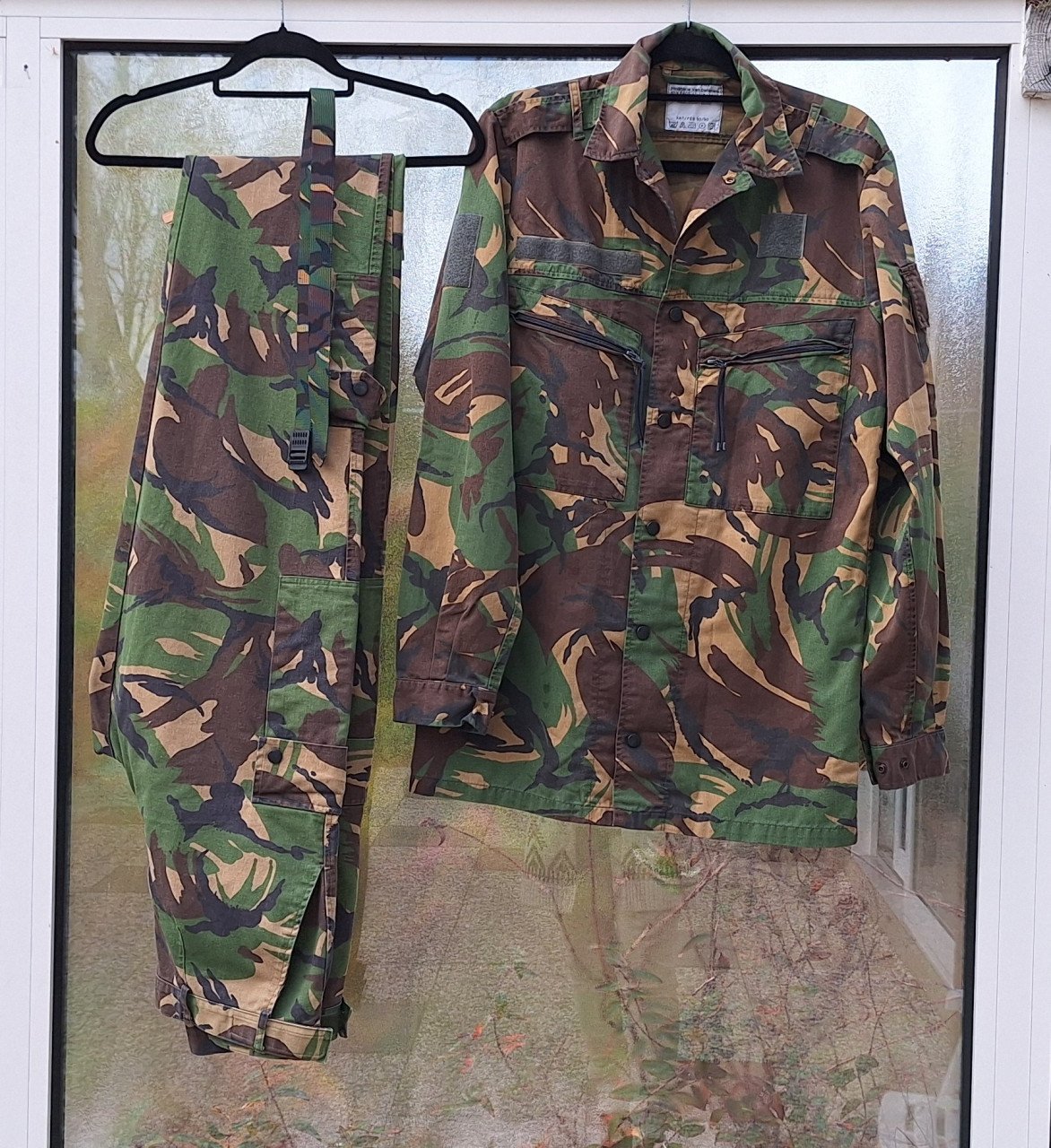 Camouflage Jagers outfit. Jas, Broek en Riem Maat M/L