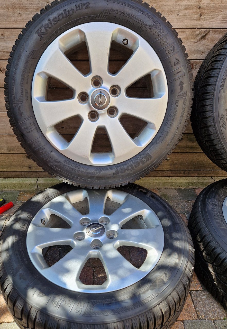 Opel winterbanden met velgen 225 / 55 / R17
